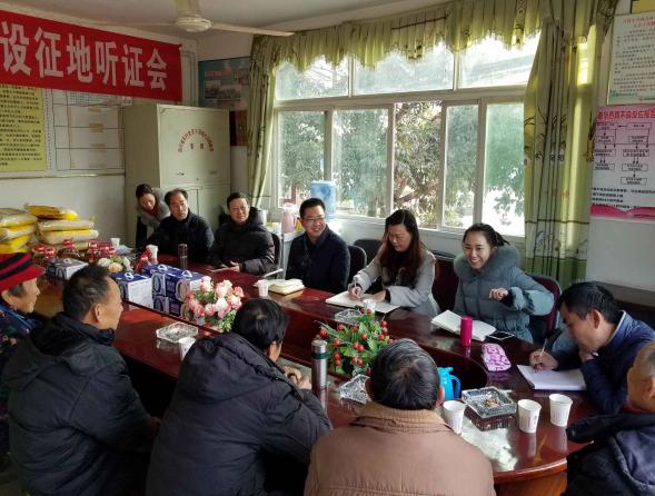 市國(guó)投集團(tuán)公司領(lǐng)導(dǎo)帶隊(duì)到第一書(shū)記駐點(diǎn)村走 訪慰問(wèn)貧困戶 宣講黨的十九大精神 市國(guó)投集團(tuán)公司領(lǐng)導(dǎo)帶隊(duì)到第一書(shū)記駐點(diǎn)村走 訪慰問(wèn)貧困戶 宣講黨的十九大精神